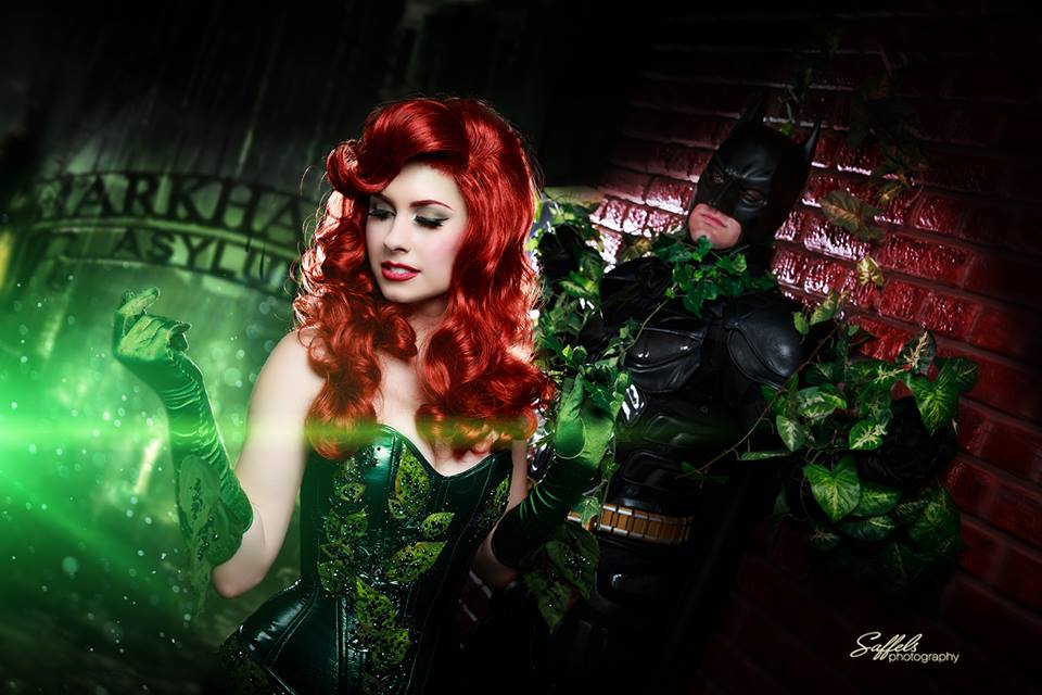 Cosplay: Poison Ivy ensnares Batman in her...oh crappy puns | OMEGA-LEVEL